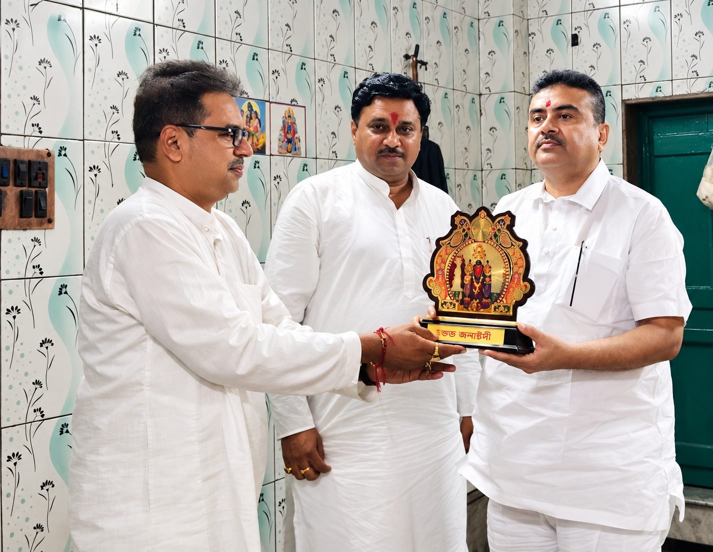 An honoured guest receives a memento